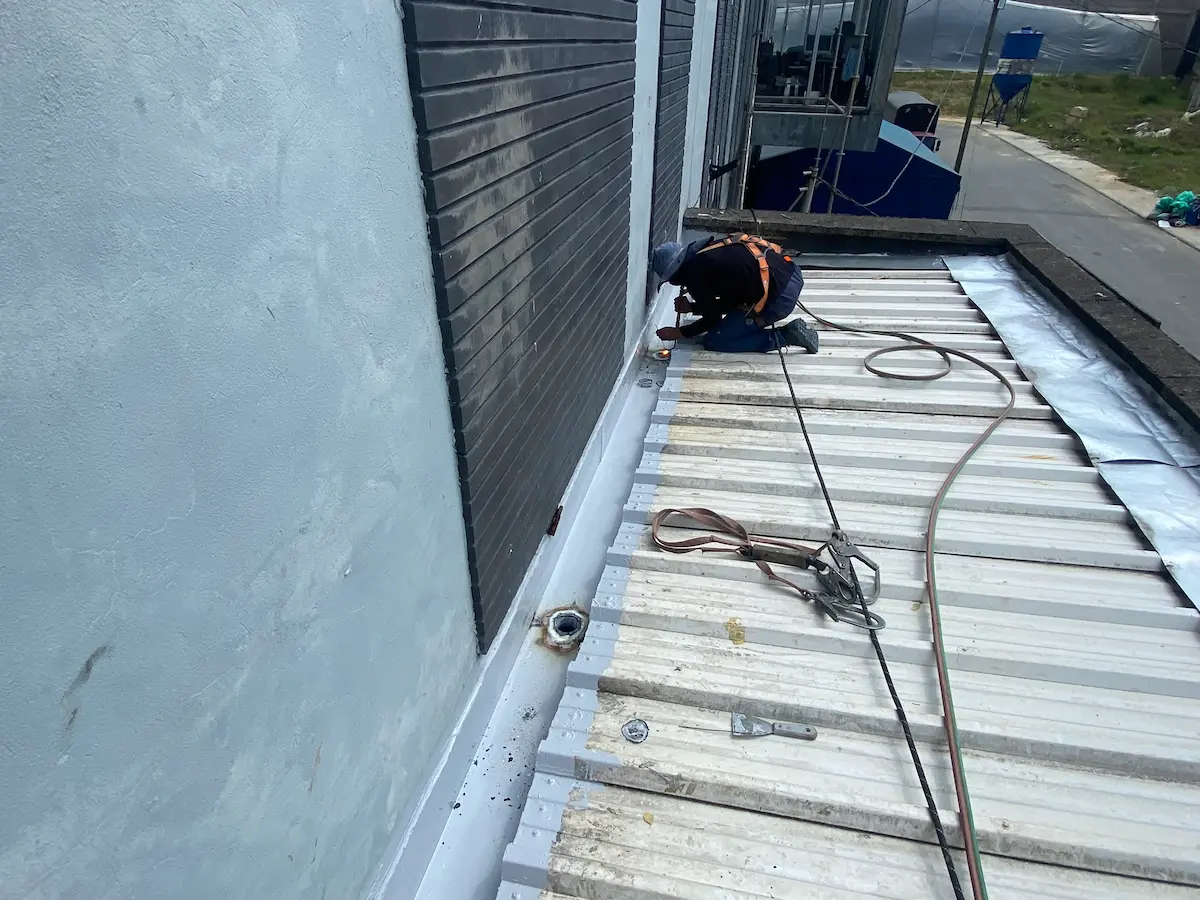 MANTENIMEINTO DE CUBIERTAS Y CANOAS PARA BODEGAS